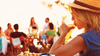 Crowd enjoying appetizers and drinks while dining outdoors